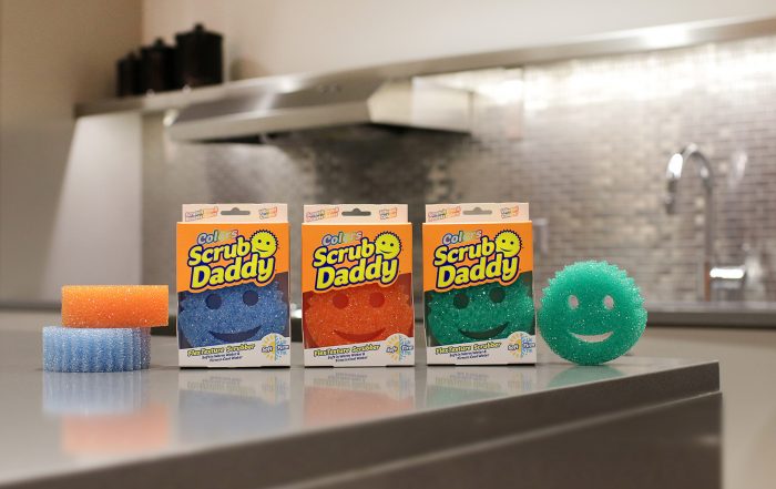 Scrub Daddy -sieniä rivissä keittiön pöydällä.