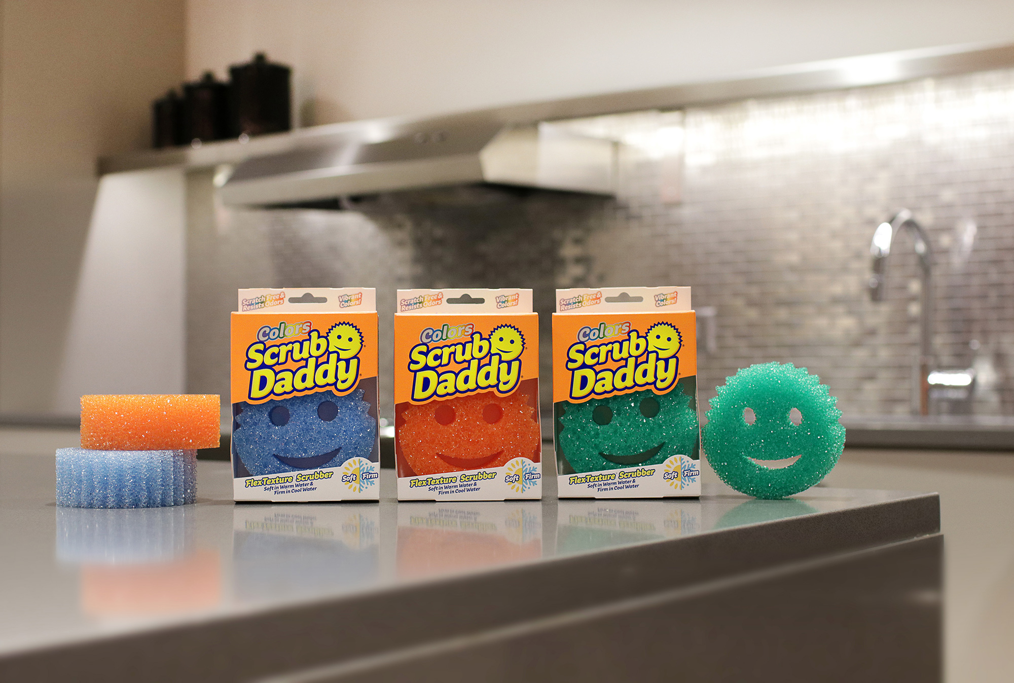 Scrub Daddy -sieniä rivissä keittiön pöydällä.