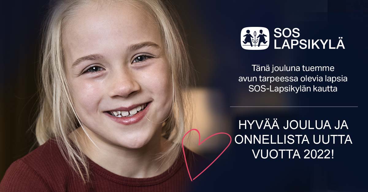 Hymyilevä tyttö puhelin kädessään.