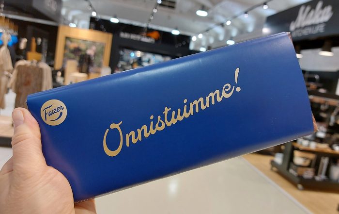 Suklaalevy, jossa sana "Onnistuimme".