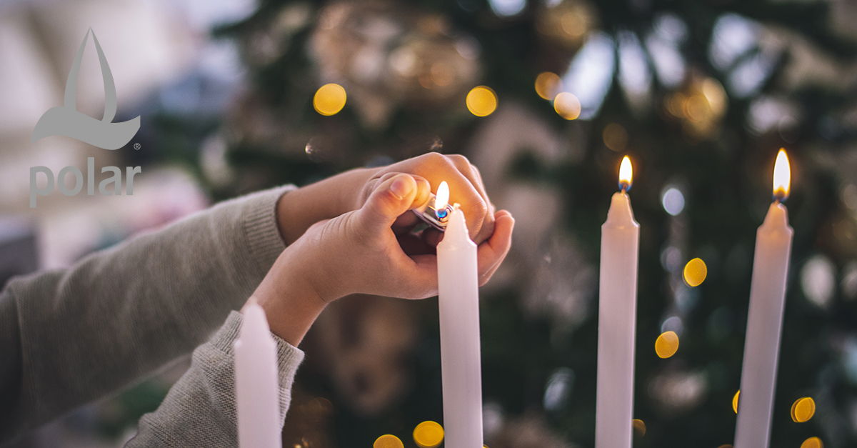 Candles are being lit. Kynttilöitä sytytetään.