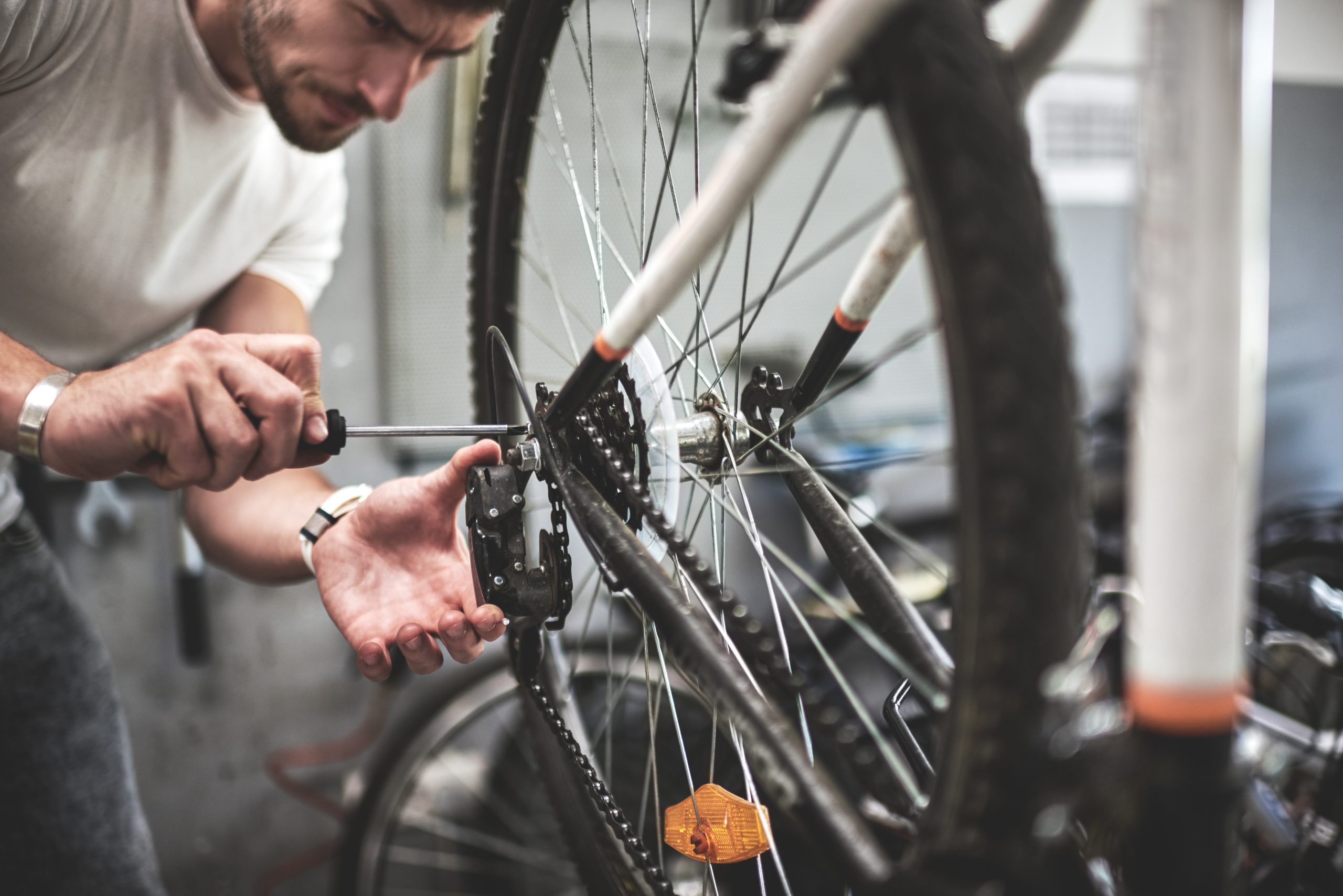 Polkupyoran korjaus. Repairing bicycle.