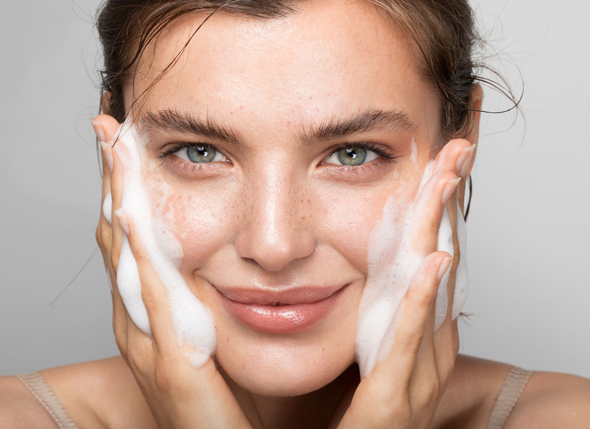 Feely_feeling_woman_washing_faces_with_foam.