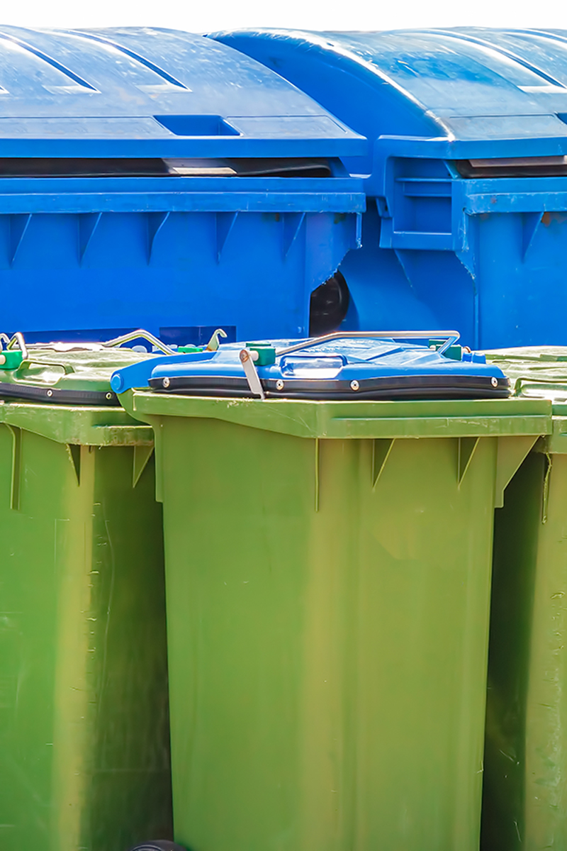 Blue and green waste containers. Sinisiä ja vihreitä jäteastioita.